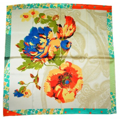 Carré en twill de soie beige et vert à fleurs