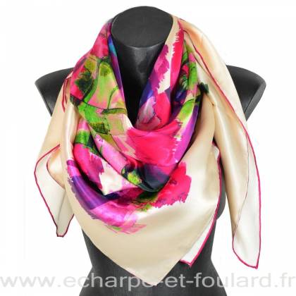 Grand carré de soie rose et écru