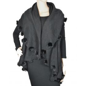 Poncho rond et lapin noir