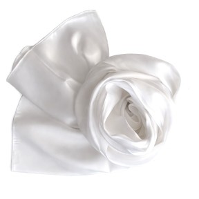 Echarpe en satin de soie blanche